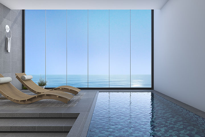 Hochwertig ausgestatteter Innenpool mit Blick auf das Meer