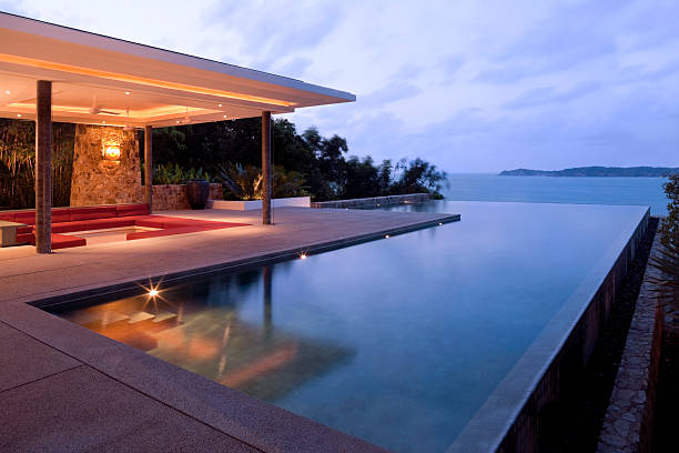 Architektonisch gestaltete Poollandschaft in der Abenddämmerung